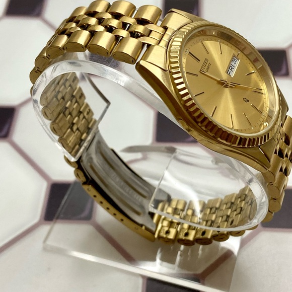 Vintage Citizen Gold-tone Stainless Steel QQ Watch With Day / Date - Picture 6 of 13